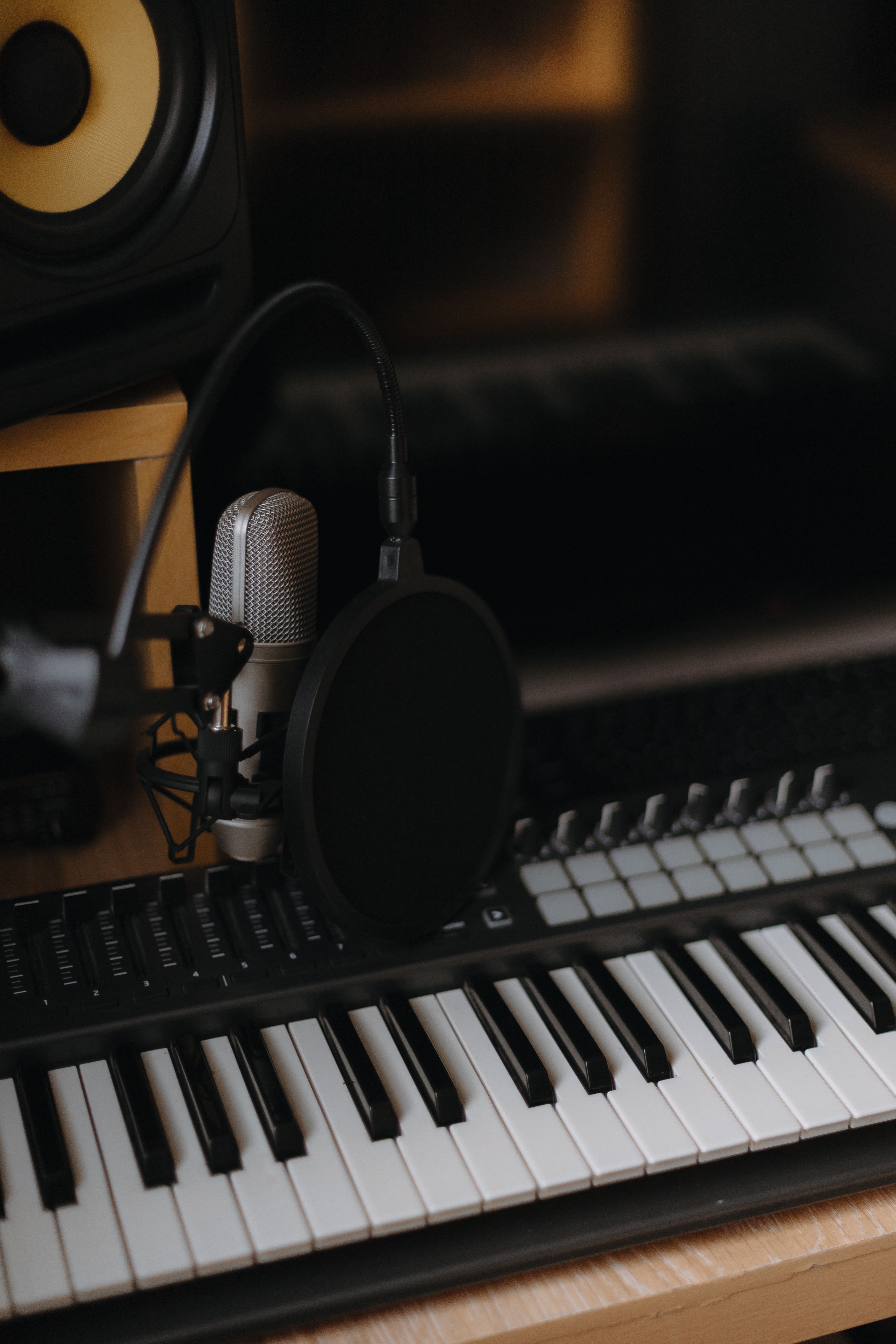 Micro thu âm và keyboard trong phòng thu cá nhân
