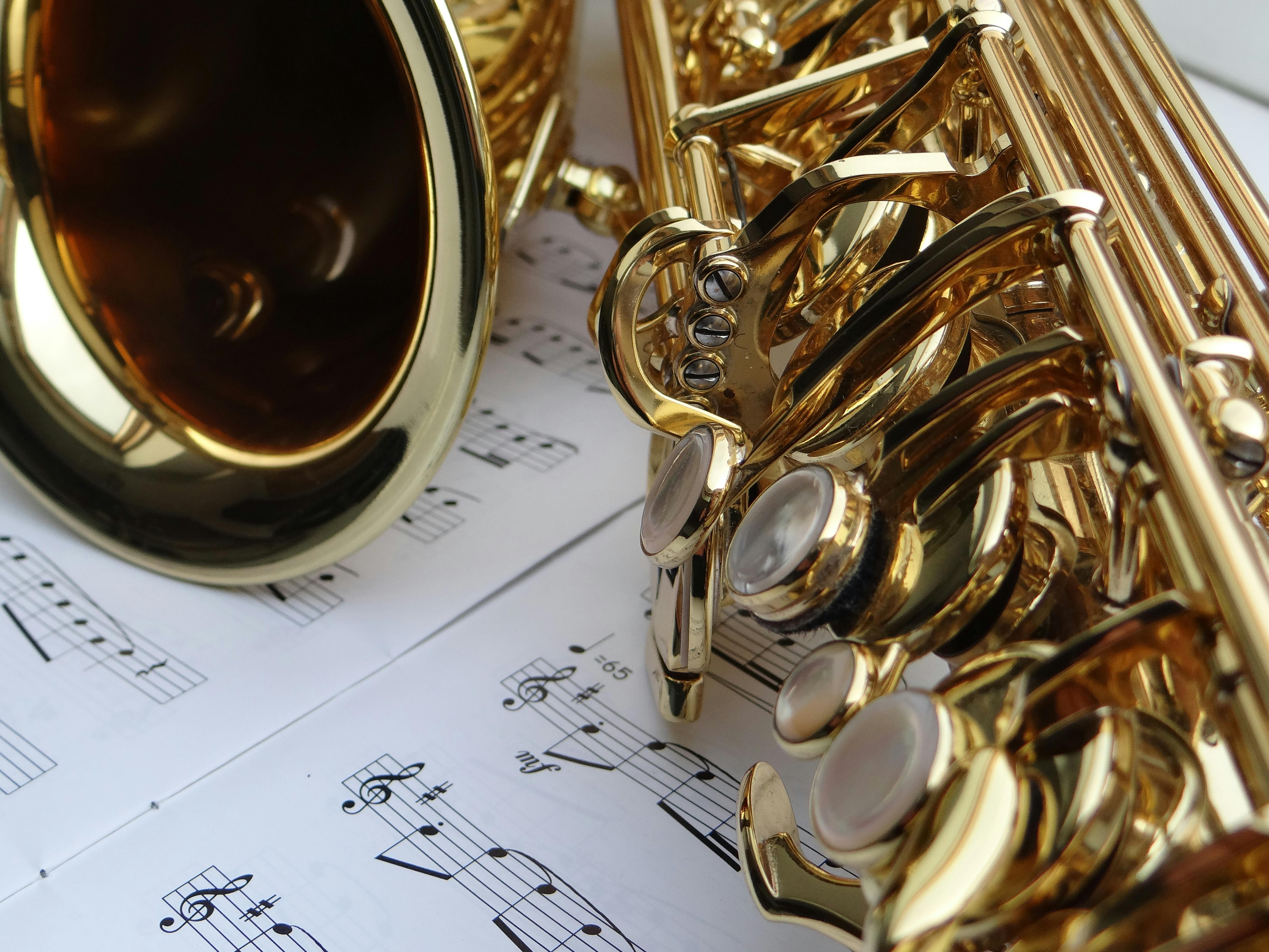 無料 楽譜上のサックスのクローズアップ 写真素材
