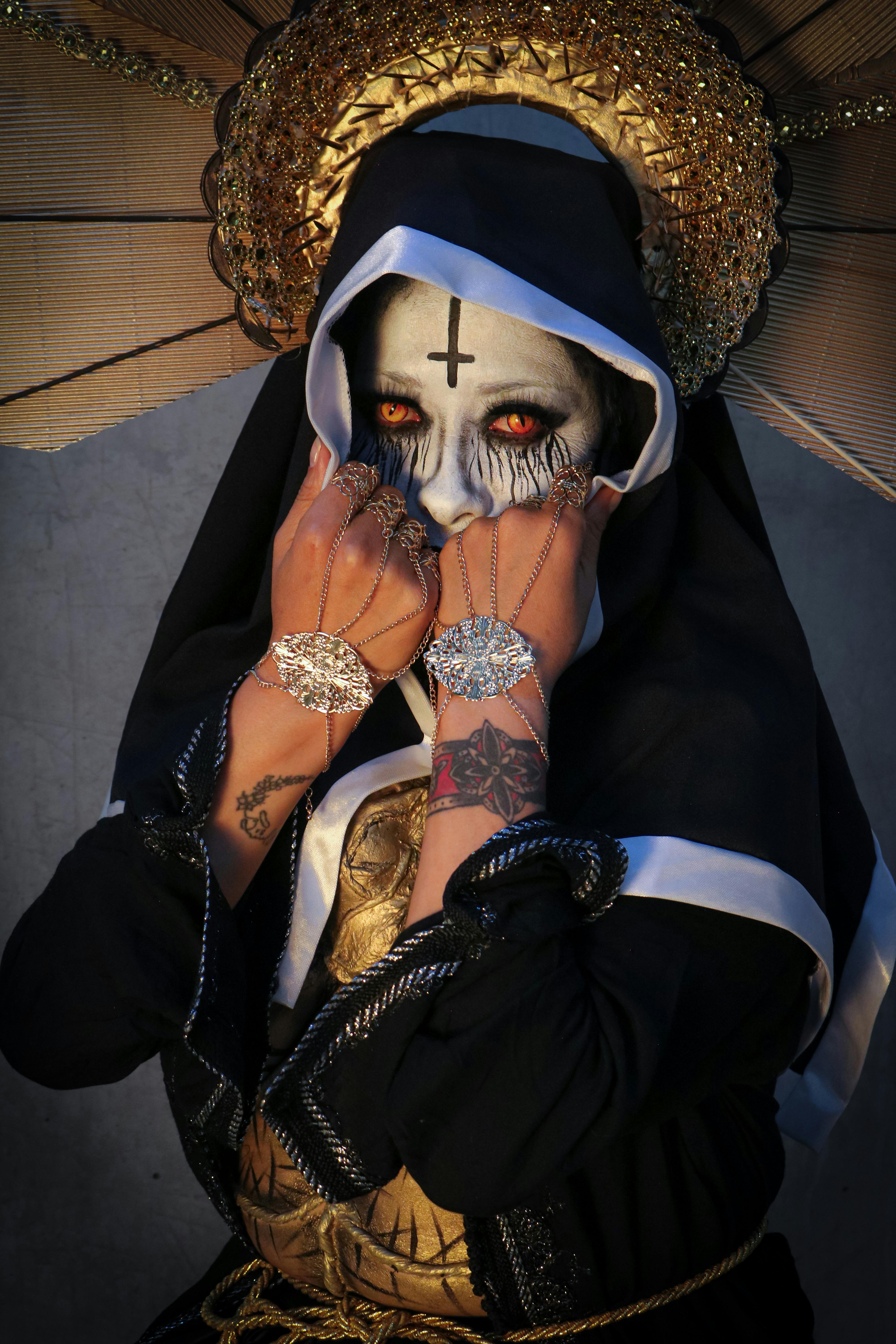 Ücretsiz Kafatası Makyaj Sanatıyla Gizemli Gotik Rahibe Stok Fotoğraflar