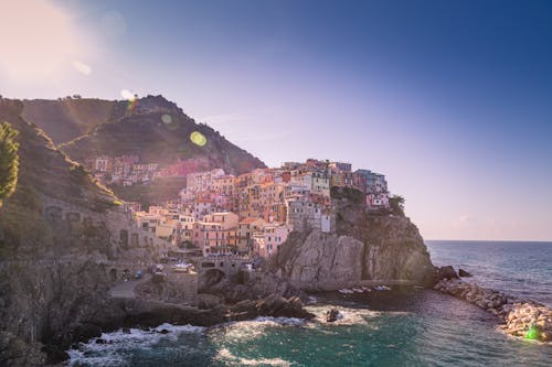 Città Accanto Allo Specchio D'acqua