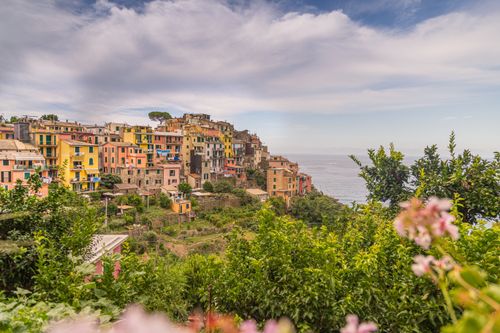 Case colorate delle Cinque Terre sulle scogliere sopra il mar Ligure.