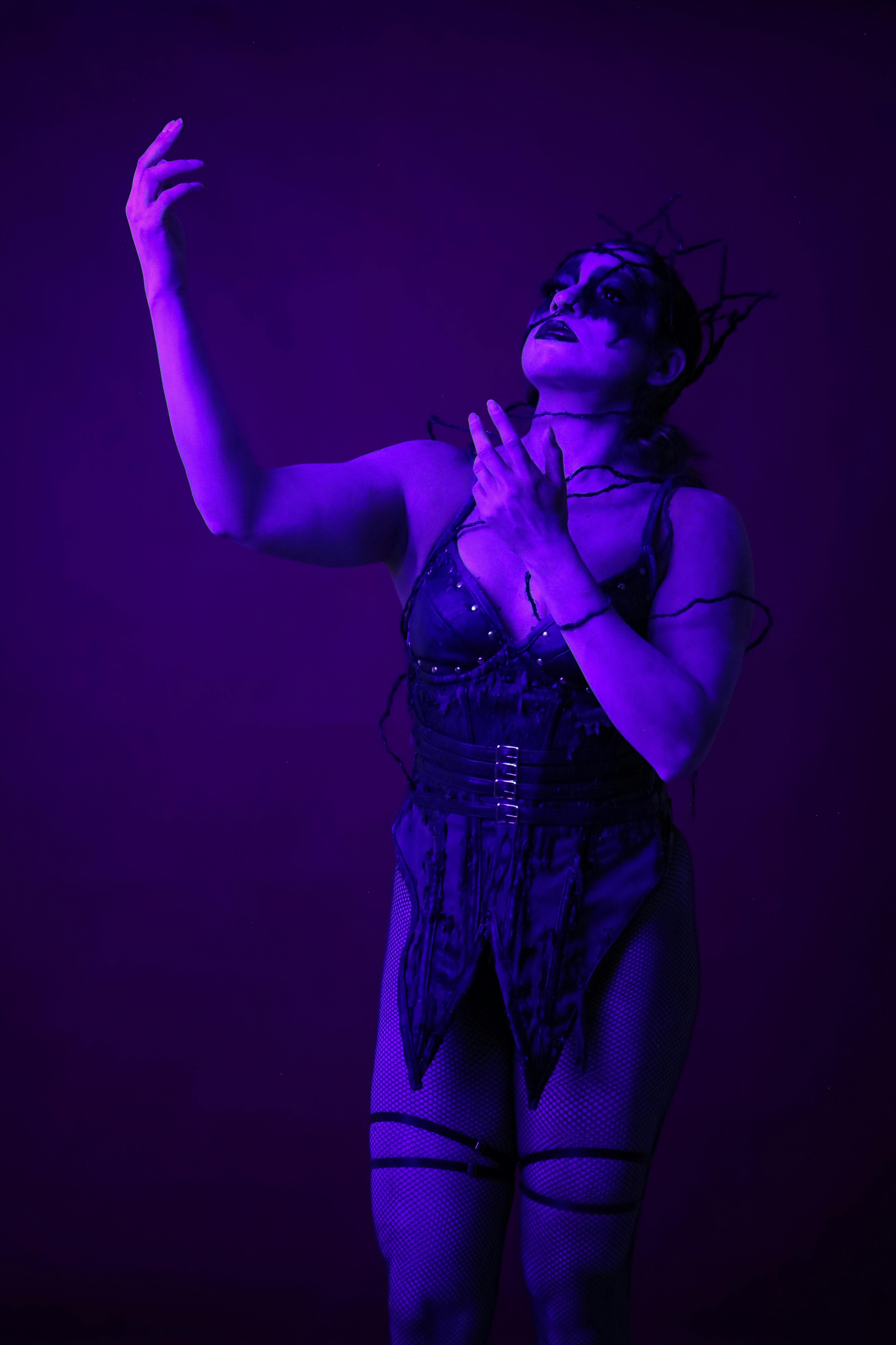 Gratuit Portret Dramatic Al Interpretului în Costum întunecat Fotografie de stoc