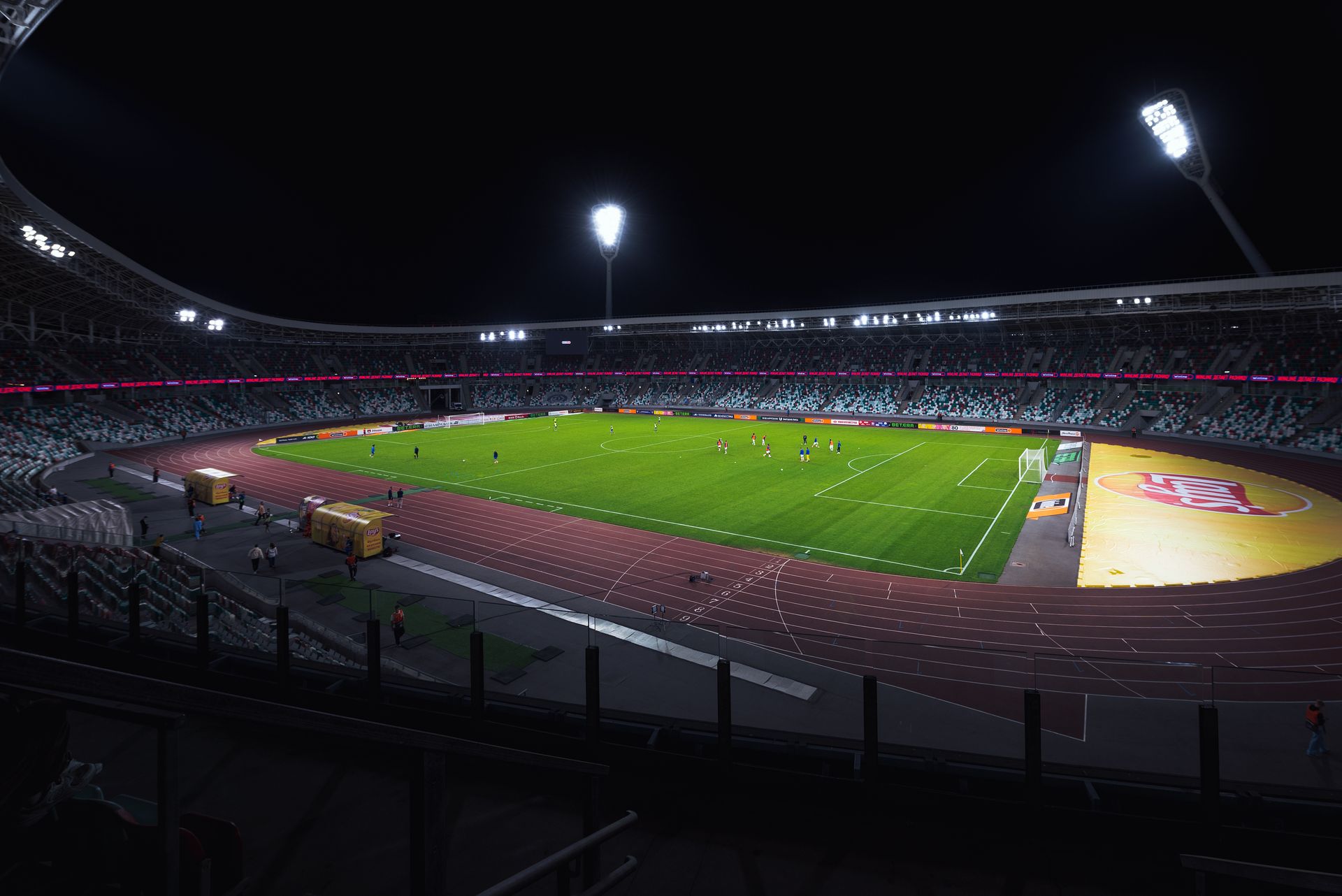 Césped iluminado de un estadio de fútbol vacío