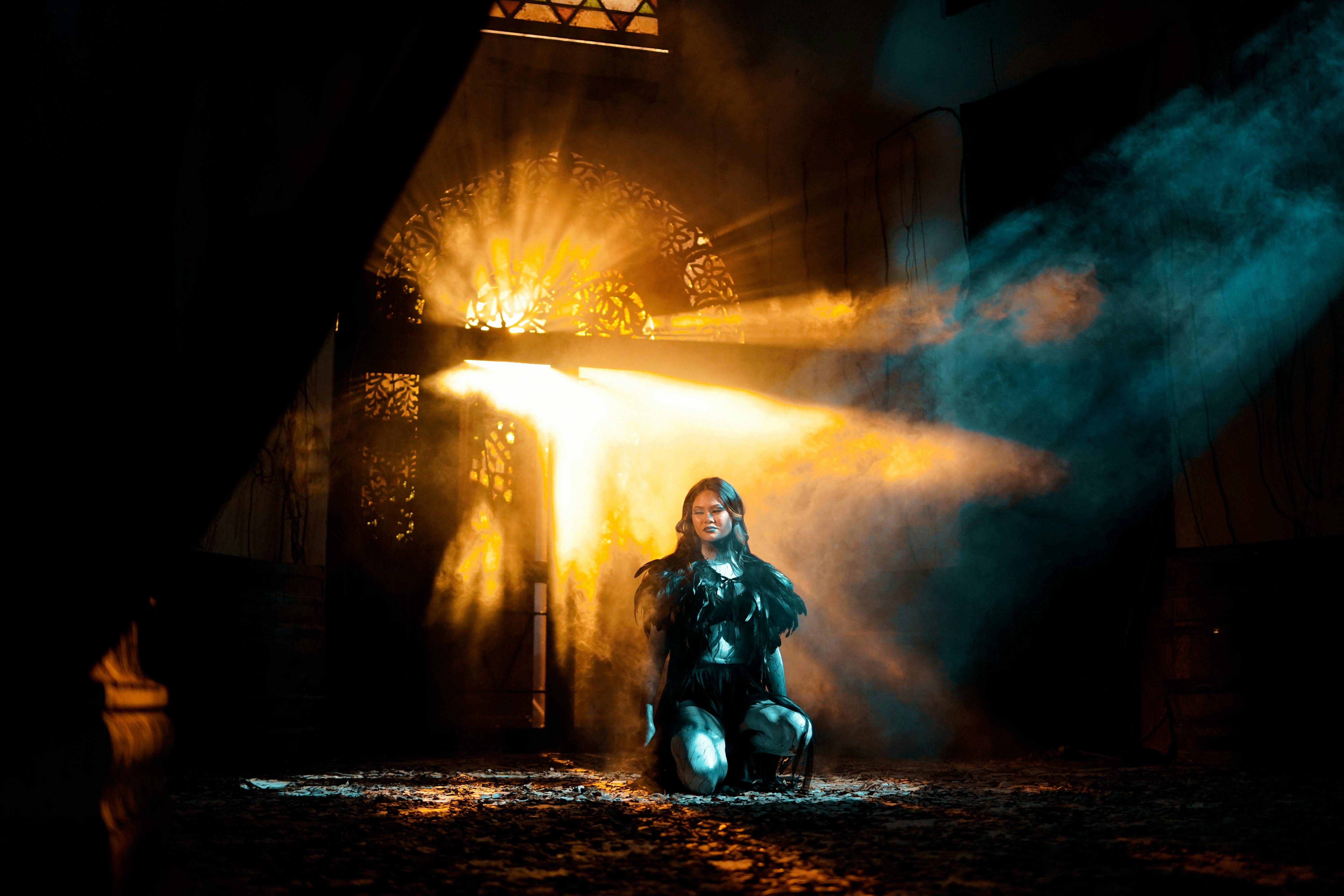 Gratuit Fată Misterioasă în Iluminare Dramatică Fotografie de stoc