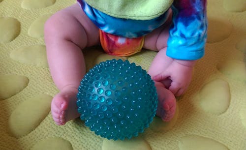 Foto profissional grátis de bebê, bola sensorial, brincar