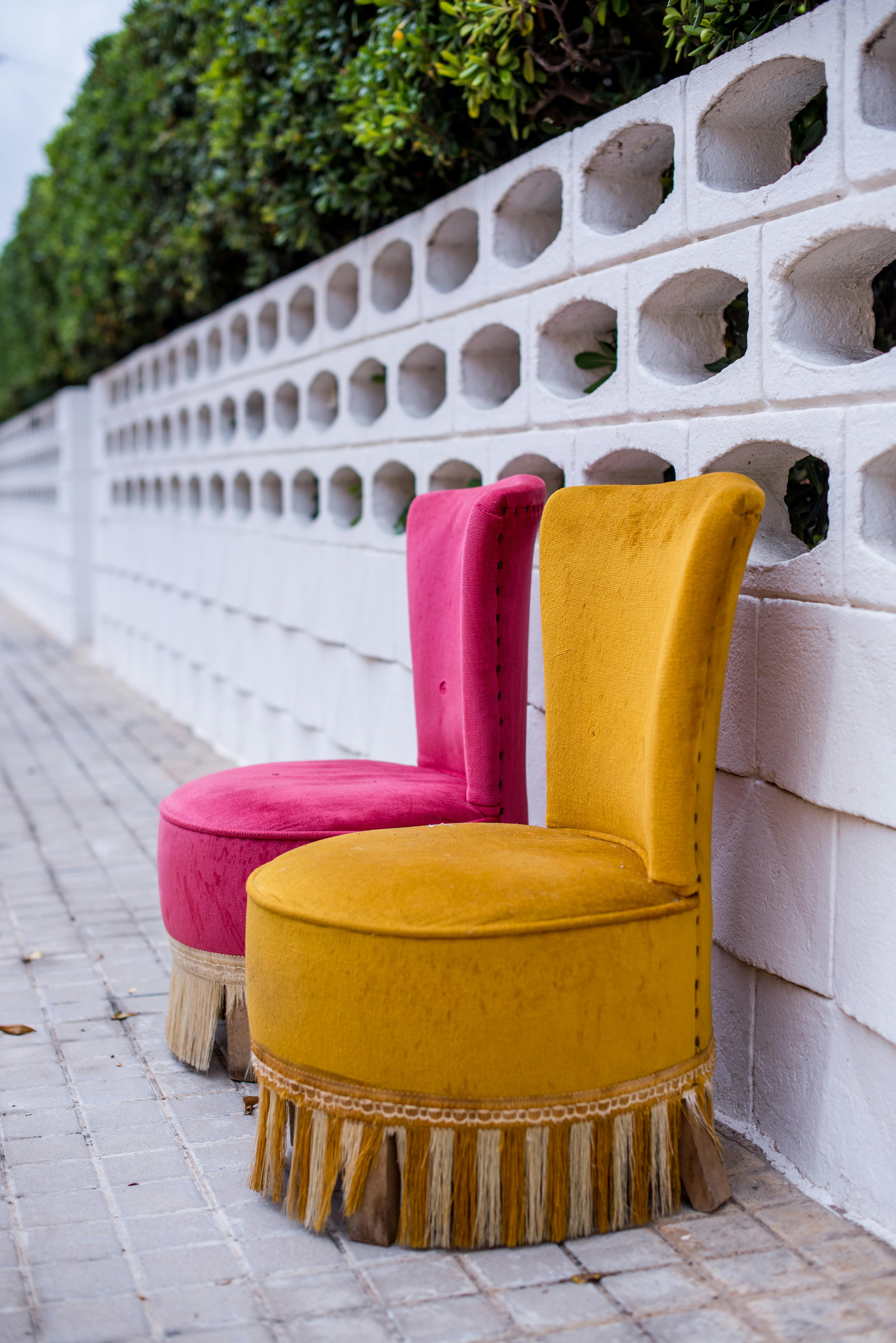 bezplatná Barevné Vintage židle Proti Bílé Cihlové Zdi Základová fotografie