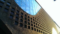 这座建筑采用玻璃和砖块元素打造出引人注目的立面，展现了现代设计美学