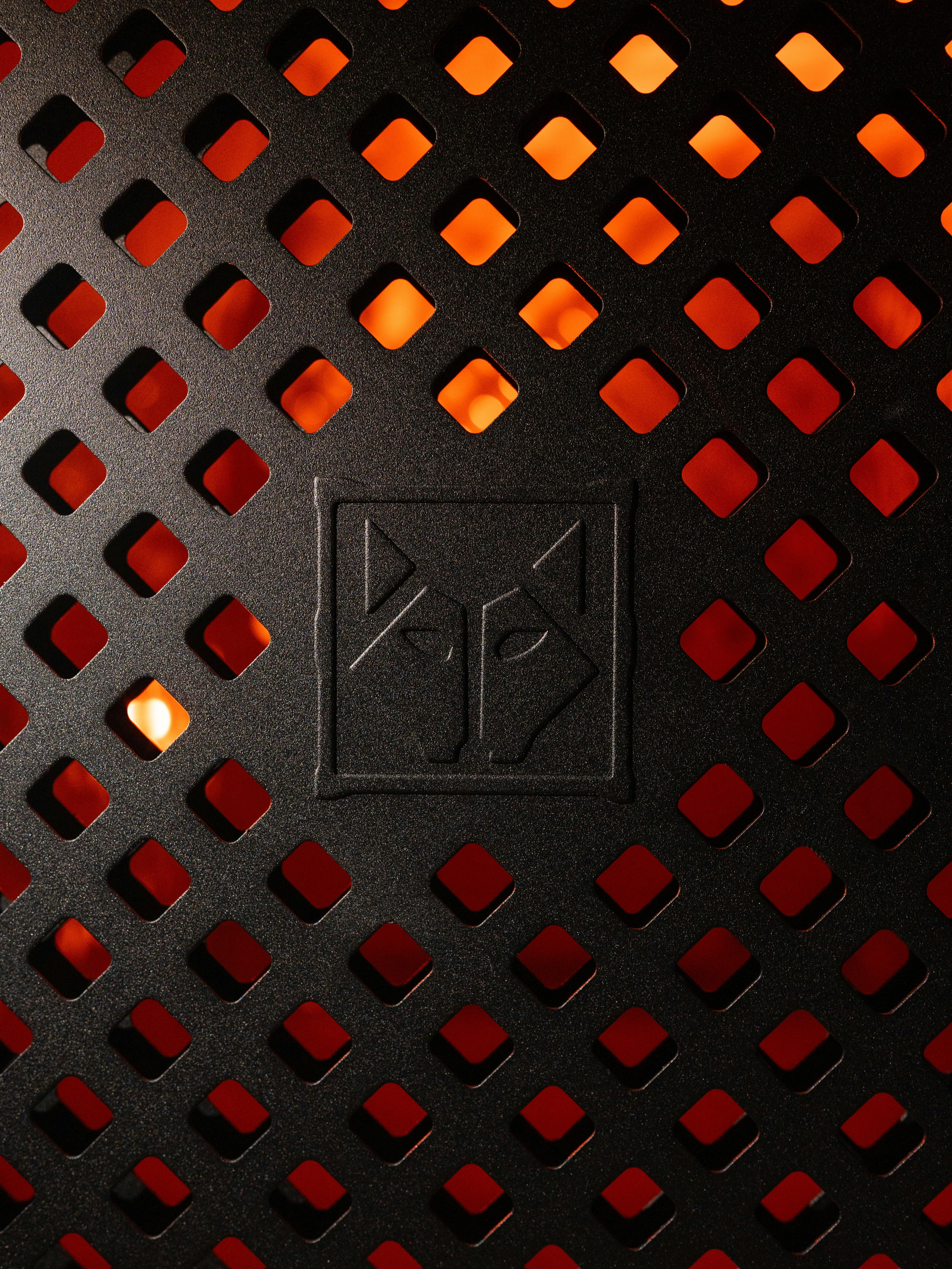 De franc Elegant Caixeta Per A Gossos Negres Amb Il·Luminació Taronja Foto d'estoc