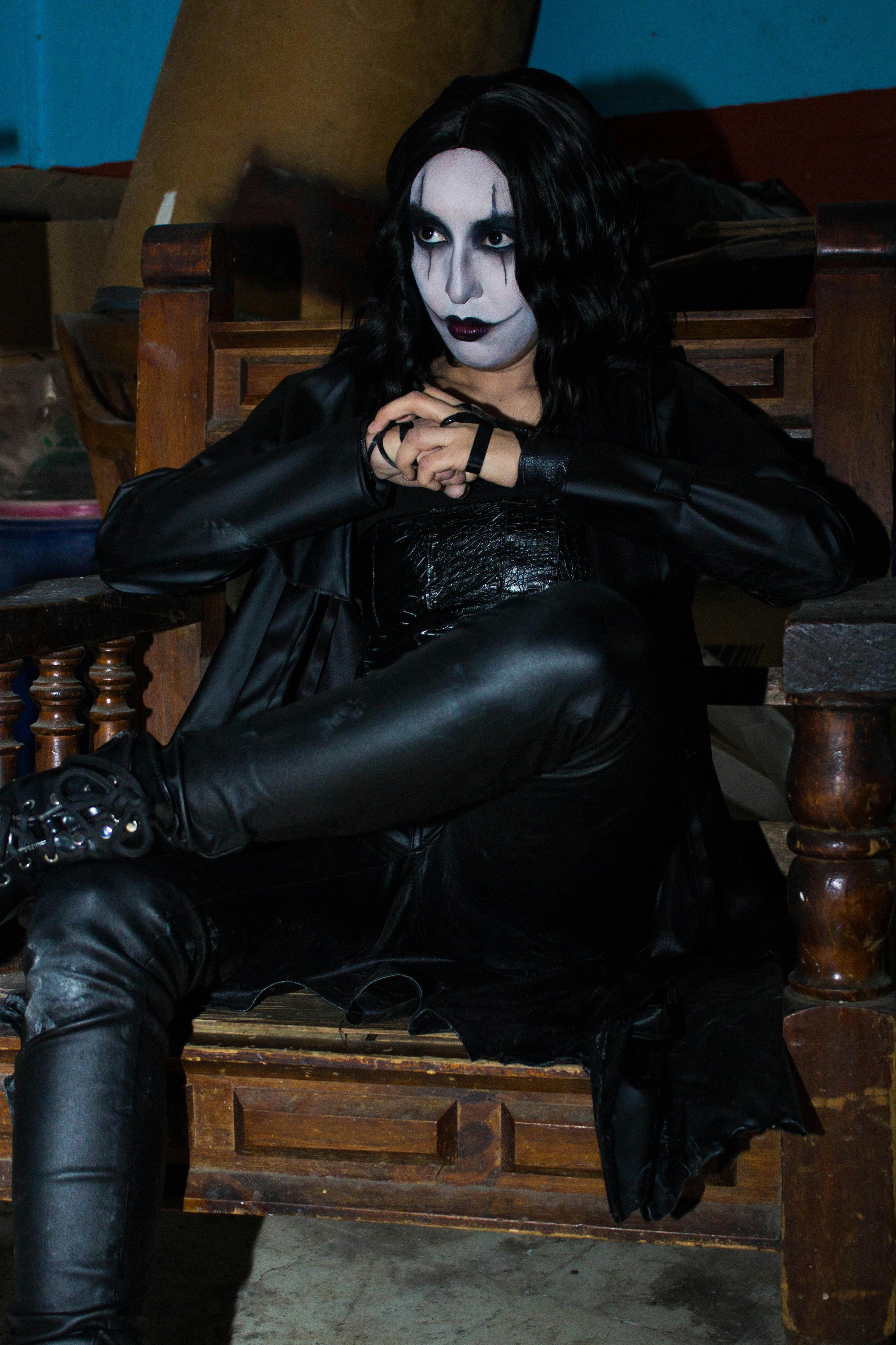 Ücretsiz Gotik Kostüm Karakteri Dramatik Aydınlatmada Stok Fotoğraflar