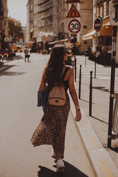 Vista Traseira De Mulher Carregando Mochila, Caminhando Na Rua