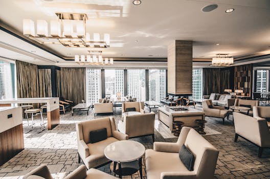 芝加哥一家现代酒店的休息室配有优雅的家具和大窗户