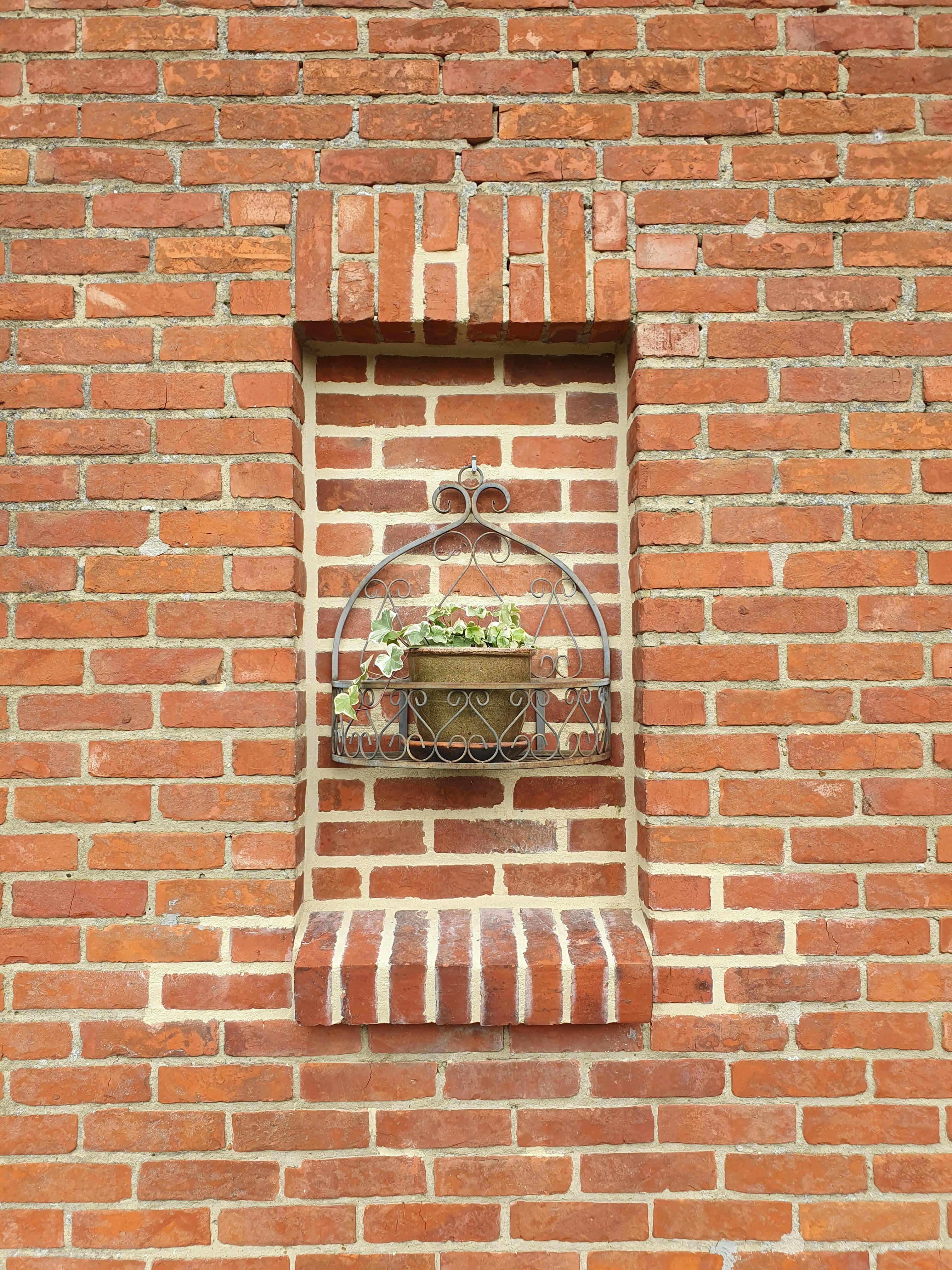 Gratuit Perete Rustic Din Caramida Cu Jardiniera Decorativa Fotografie de stoc