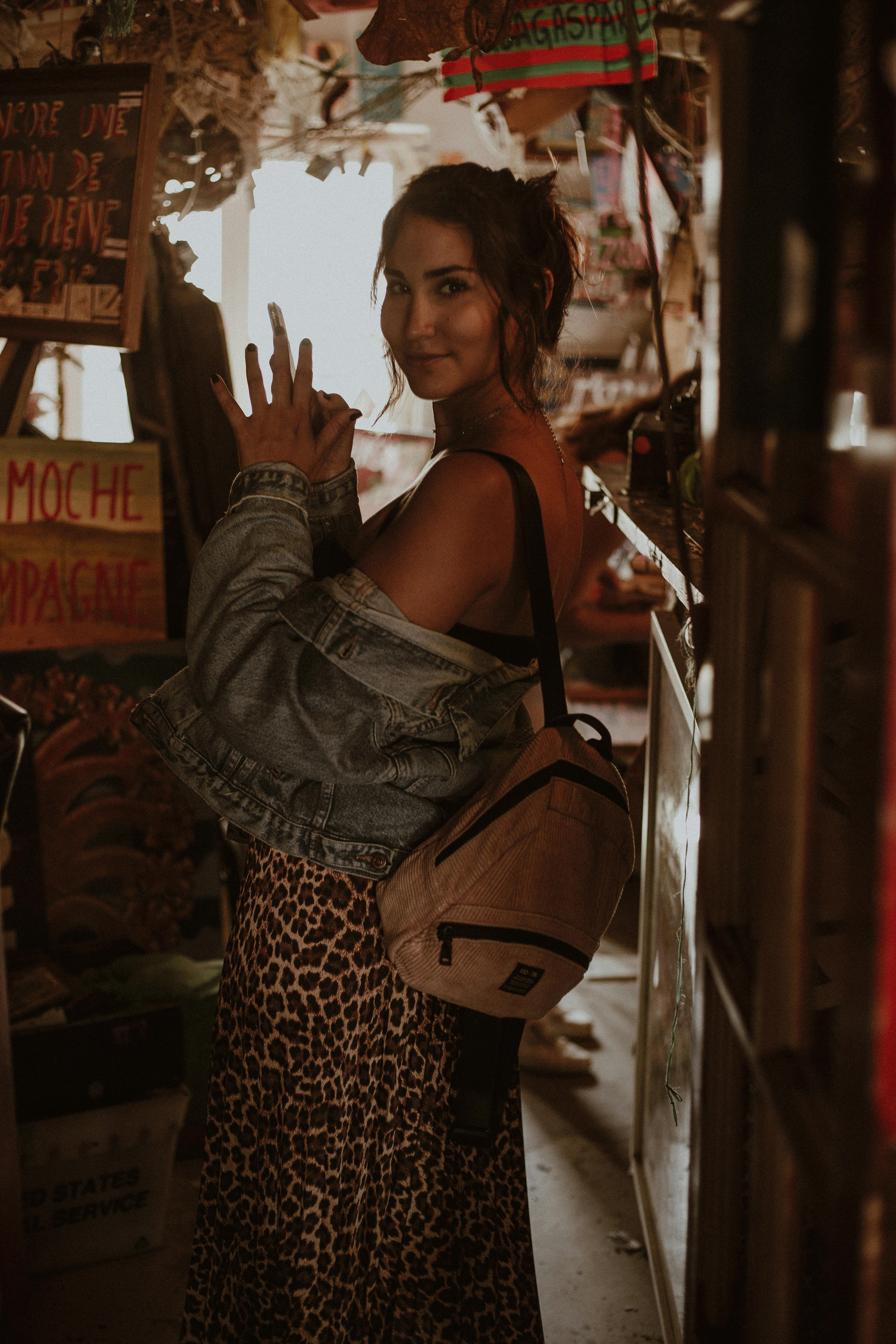 巴黎一家古董店里，一位背着背包的时尚女人