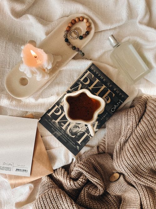 Free Warm flat lay scene with a book, coffee, candle, and knit sweater, perfect for cozy autumn vibes. Stock Photo