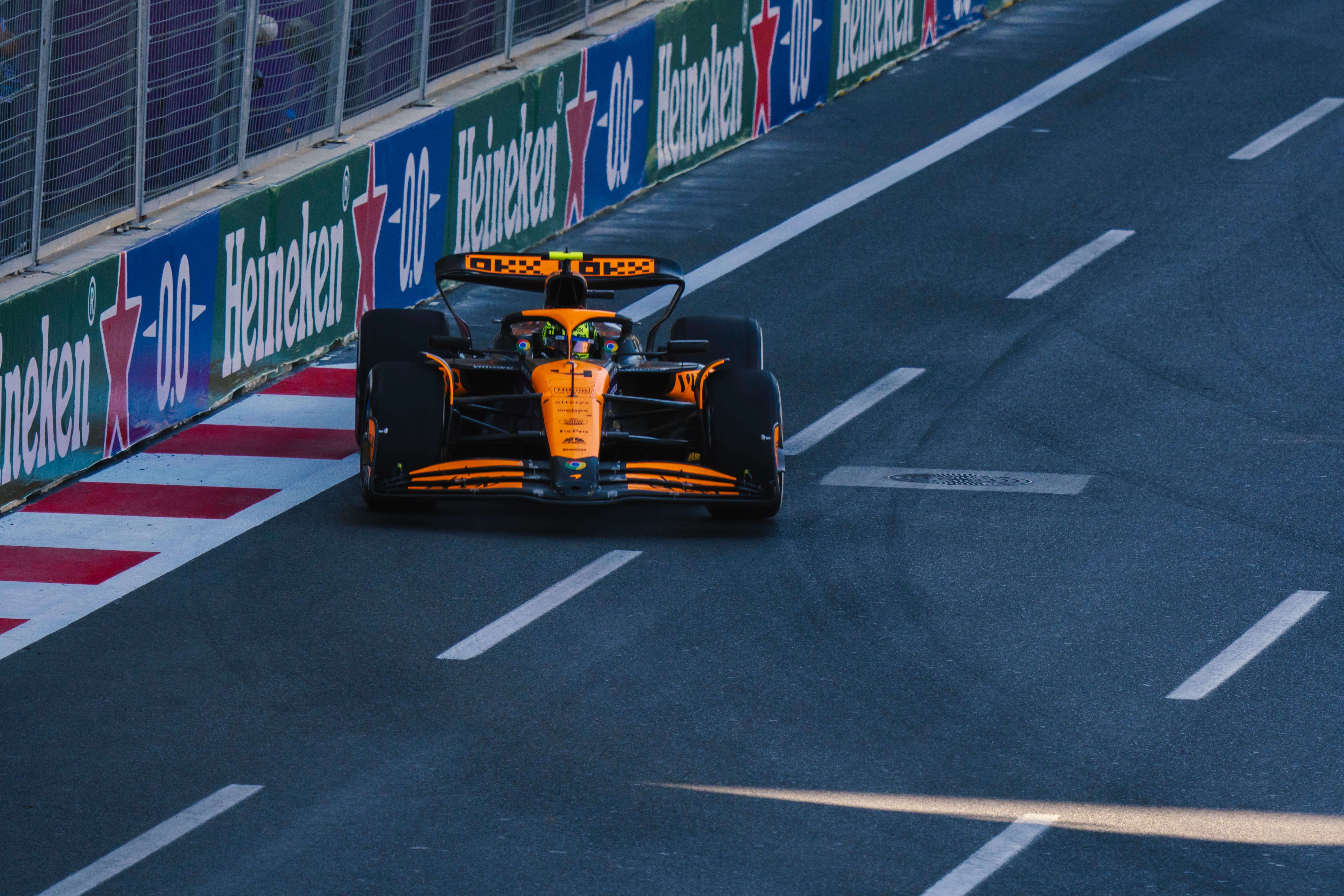 Gratuit Mașină De Curse De Formula 1 Pe Circuitul Orașului Baku Fotografie de stoc