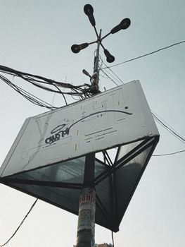晴朗天空下，城市电力线与广告牌的低角度视图
