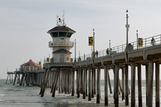 亨廷顿海滩码头的日光景观令人惊叹，人们在海边漫步