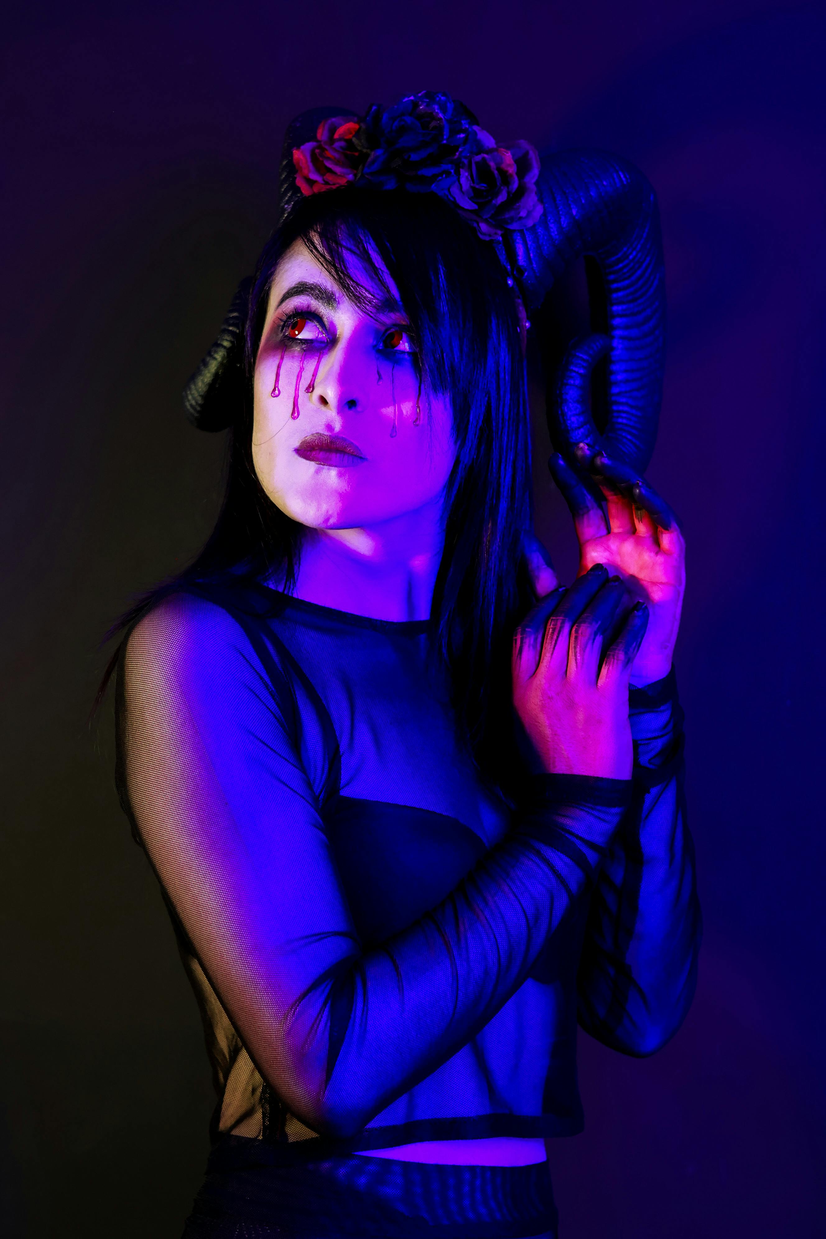 grátis Retrato Gótico Temperamental Com Iluminação Dramática Foto profissional