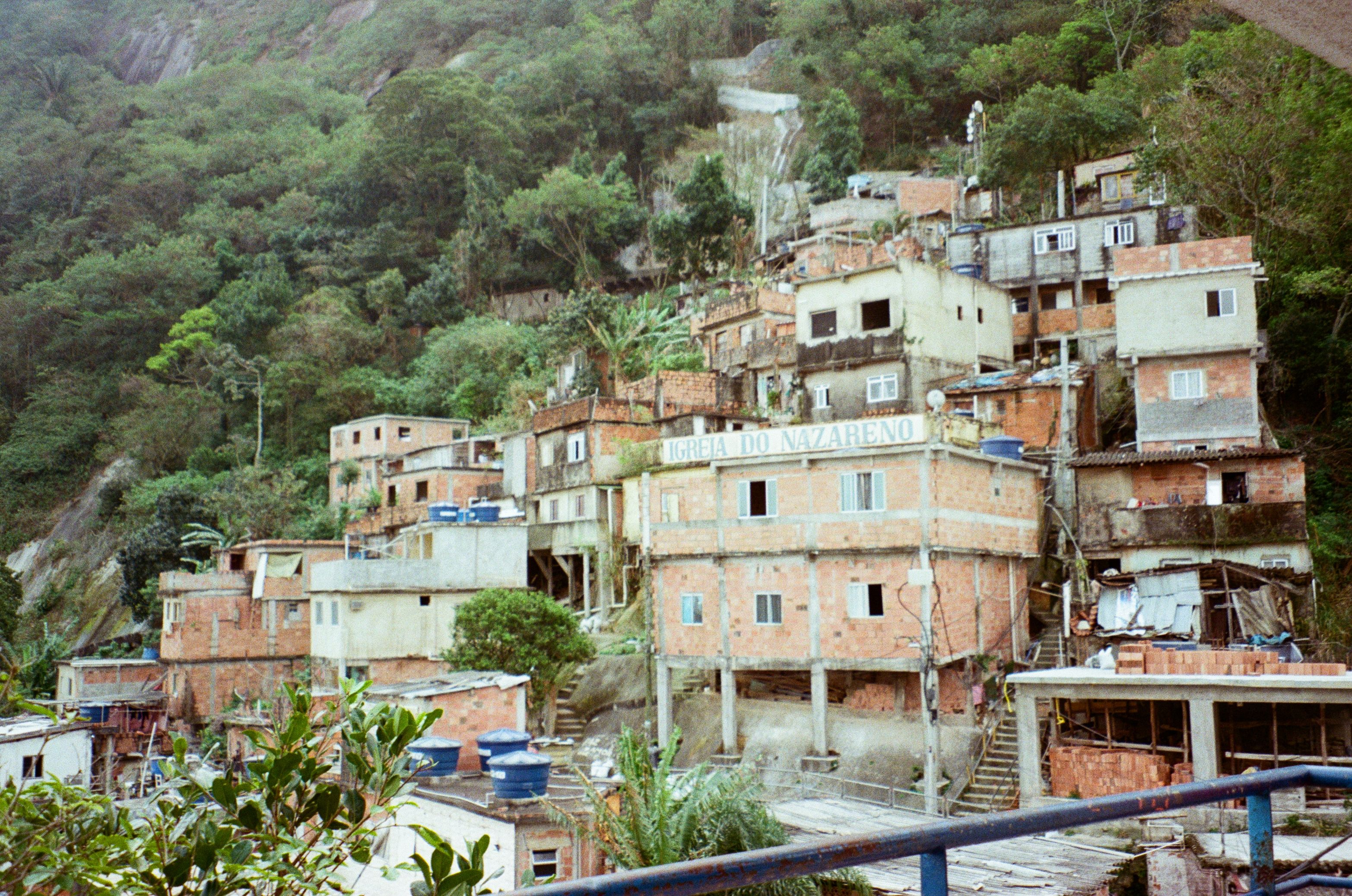 Favela em morro no Brasil com casas construídas em encosta