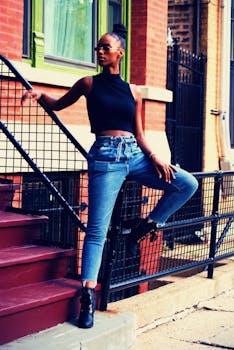 一位时尚女士身着时装，在户外楼梯上自信摆拍