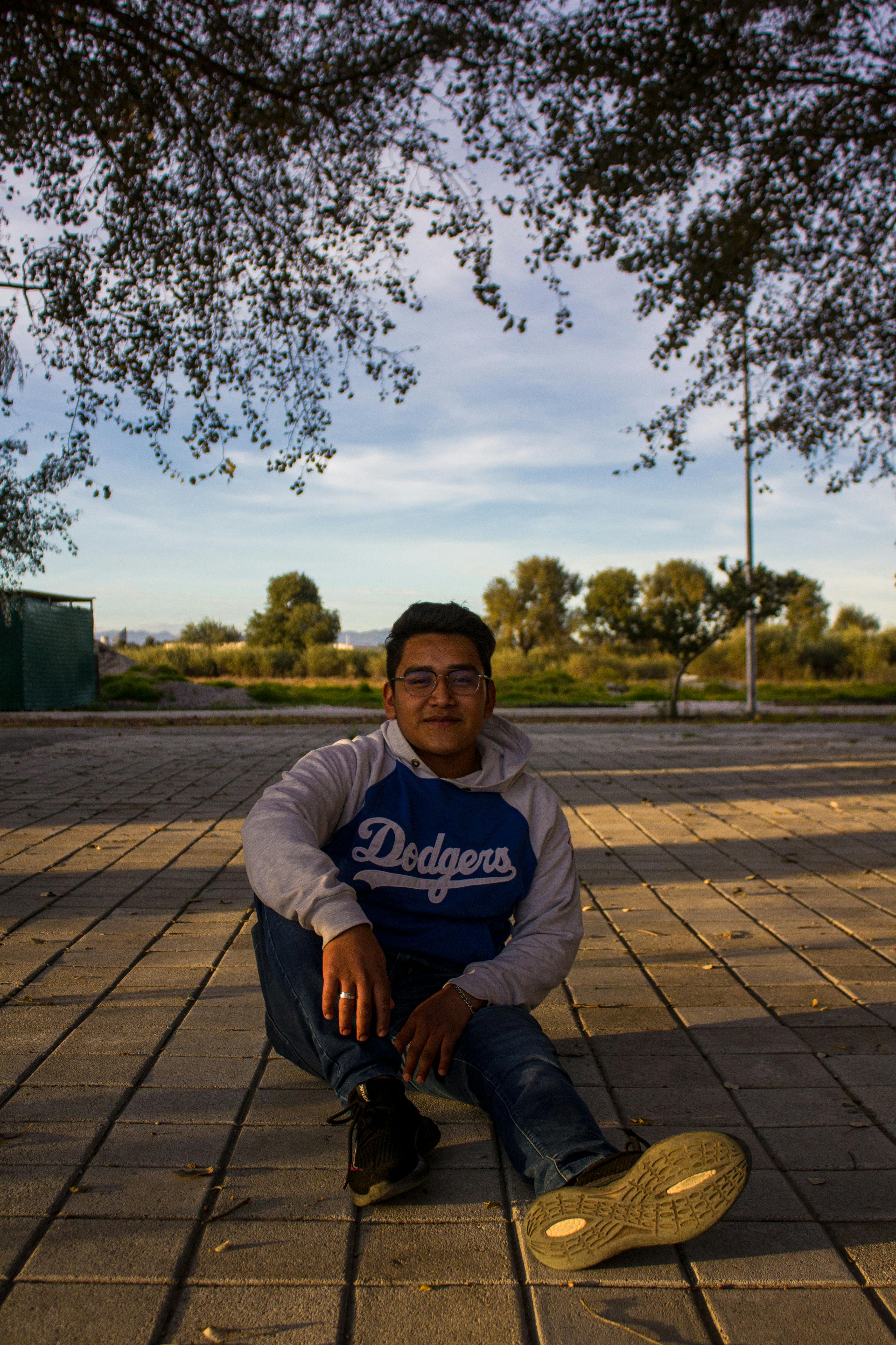 grátis Jovem Sentado Ao Ar Livre Na Ensolarada Ciudad Modelo Foto profissional