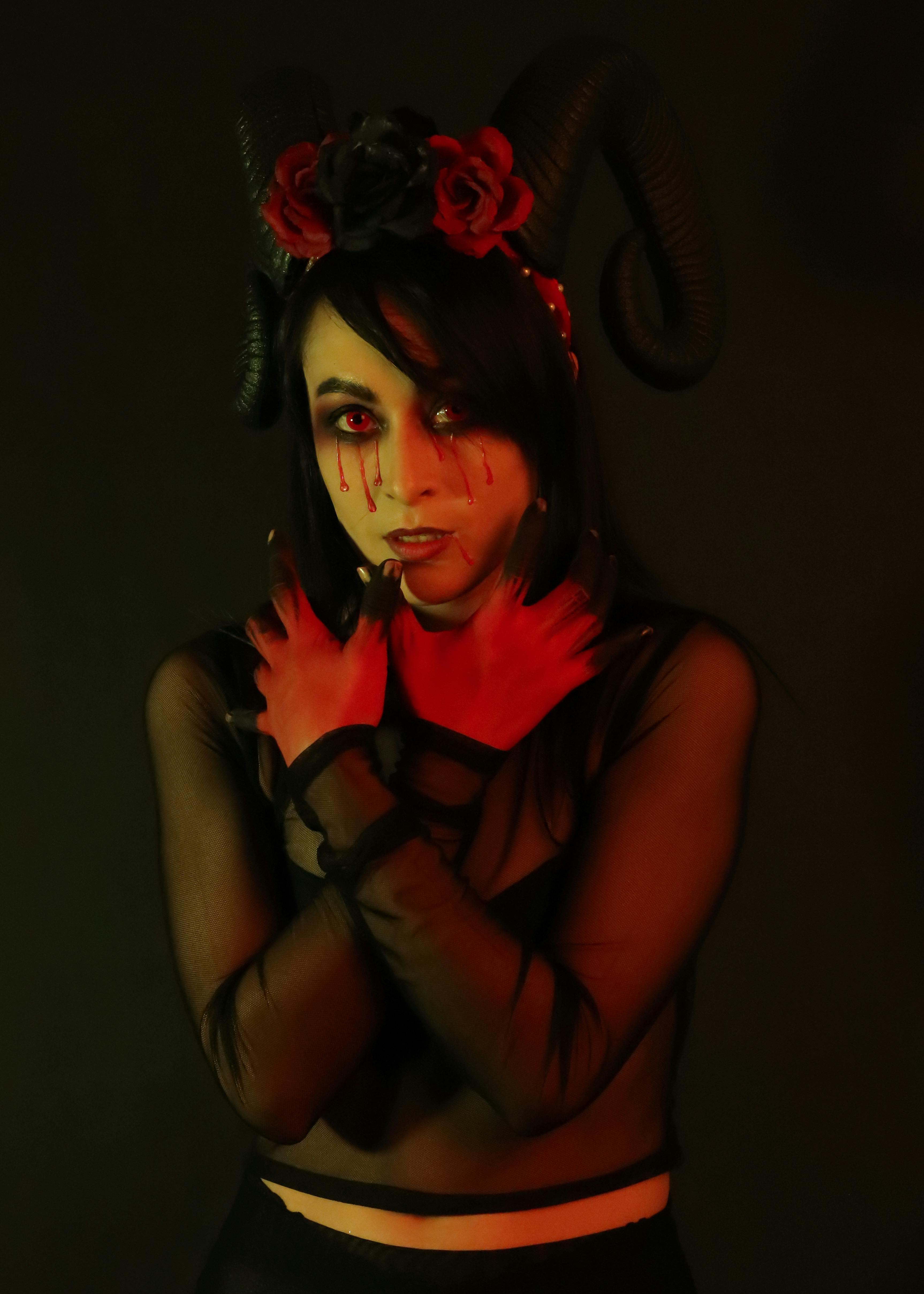 grátis Maquiagem Assustadora De Halloween Com Chifres E Rosas Vermelhas Foto profissional