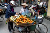 在城市街头，一个充满活力的市场里，供应商正在出售新鲜水果