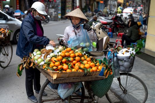 在城市街头，一个充满活力的市场里，供应商正在出售新鲜水果