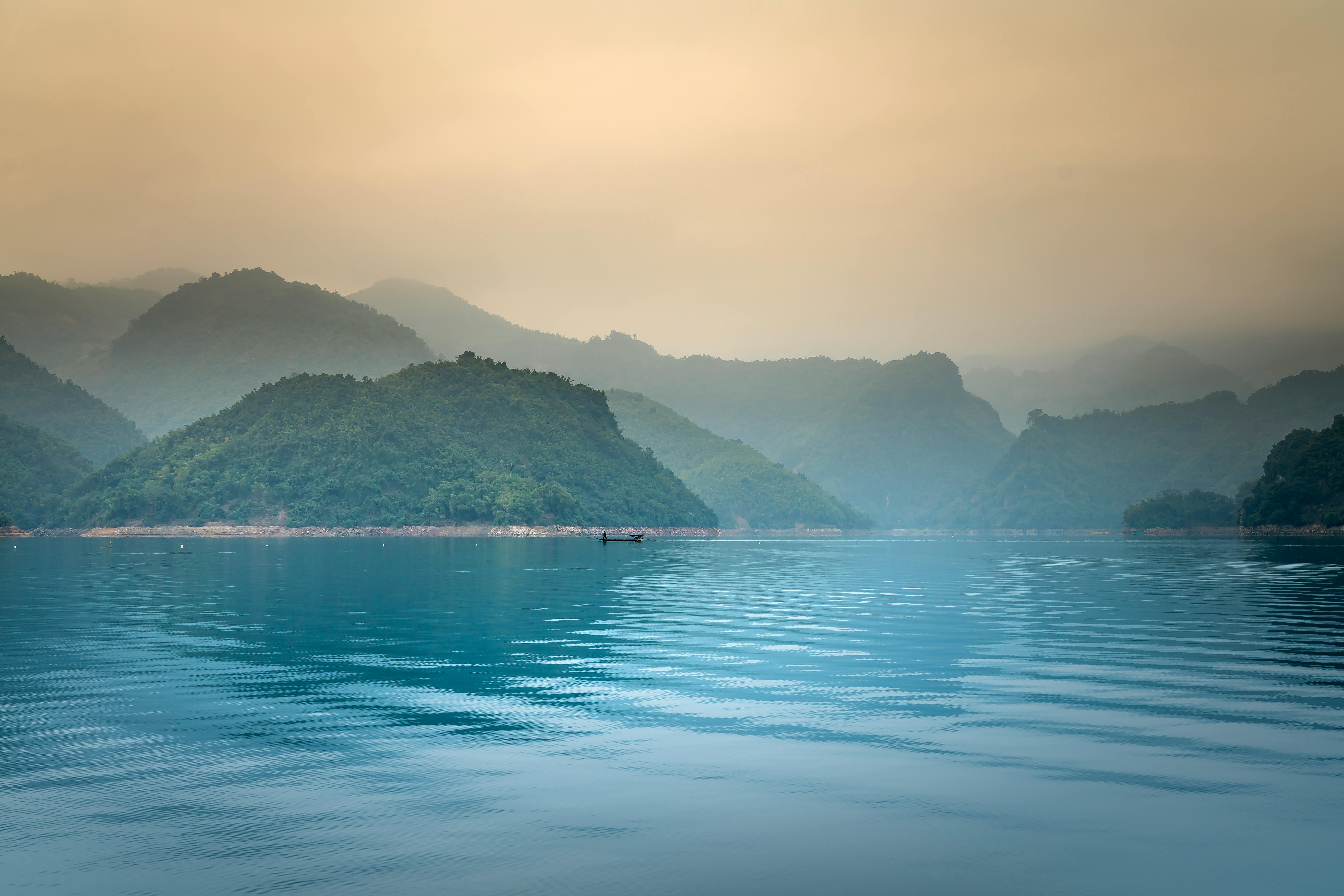 薄雾湖宁静的景象中，山脉倒映在平静的水面