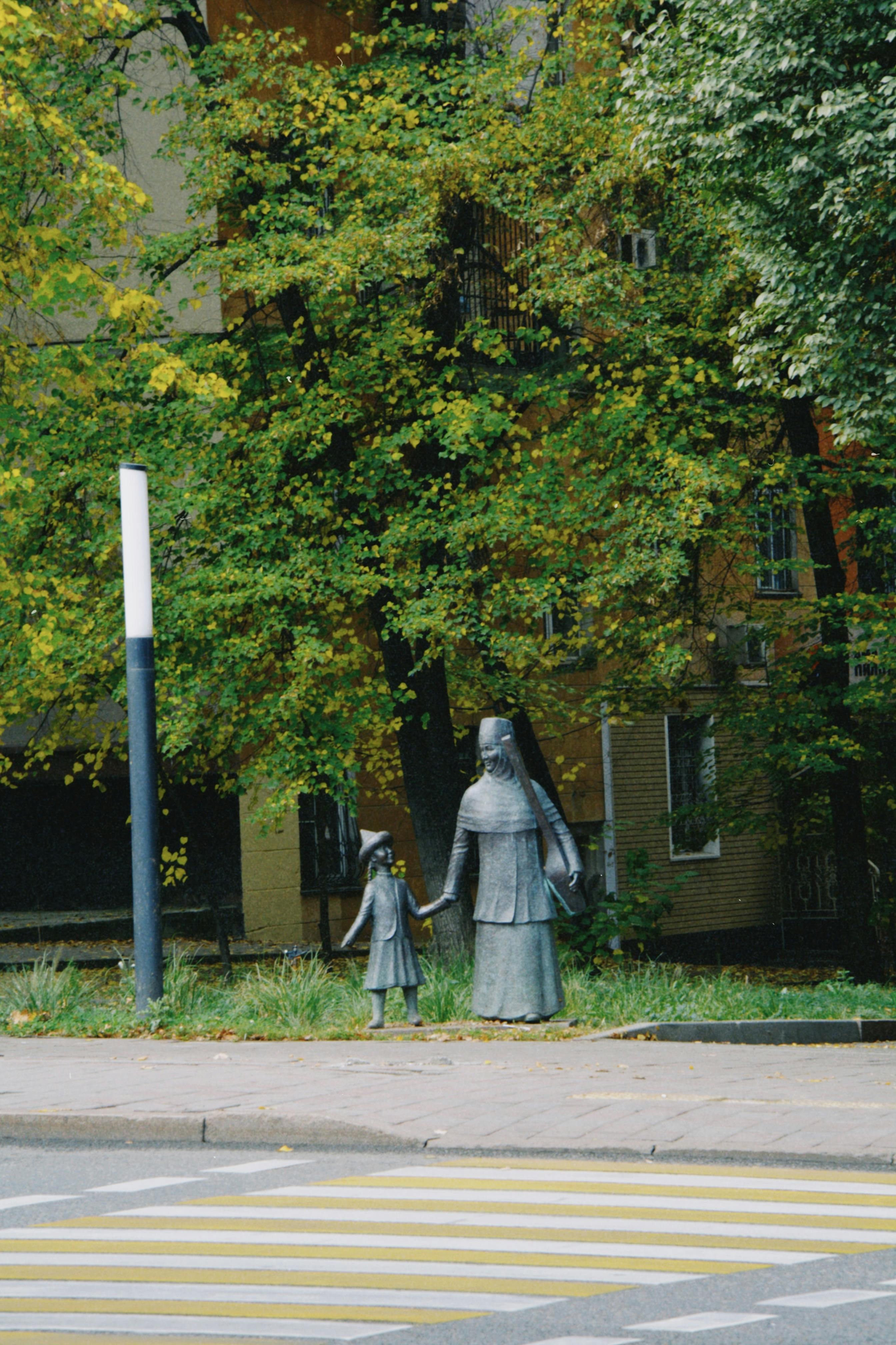 Kostenlos Statue Einer Frau Mit Kind Im Straßenbild Von Almaty Stock-Foto