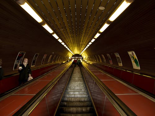 Foto stok gratis bawah tanah, kereta bawah tanah, Praha