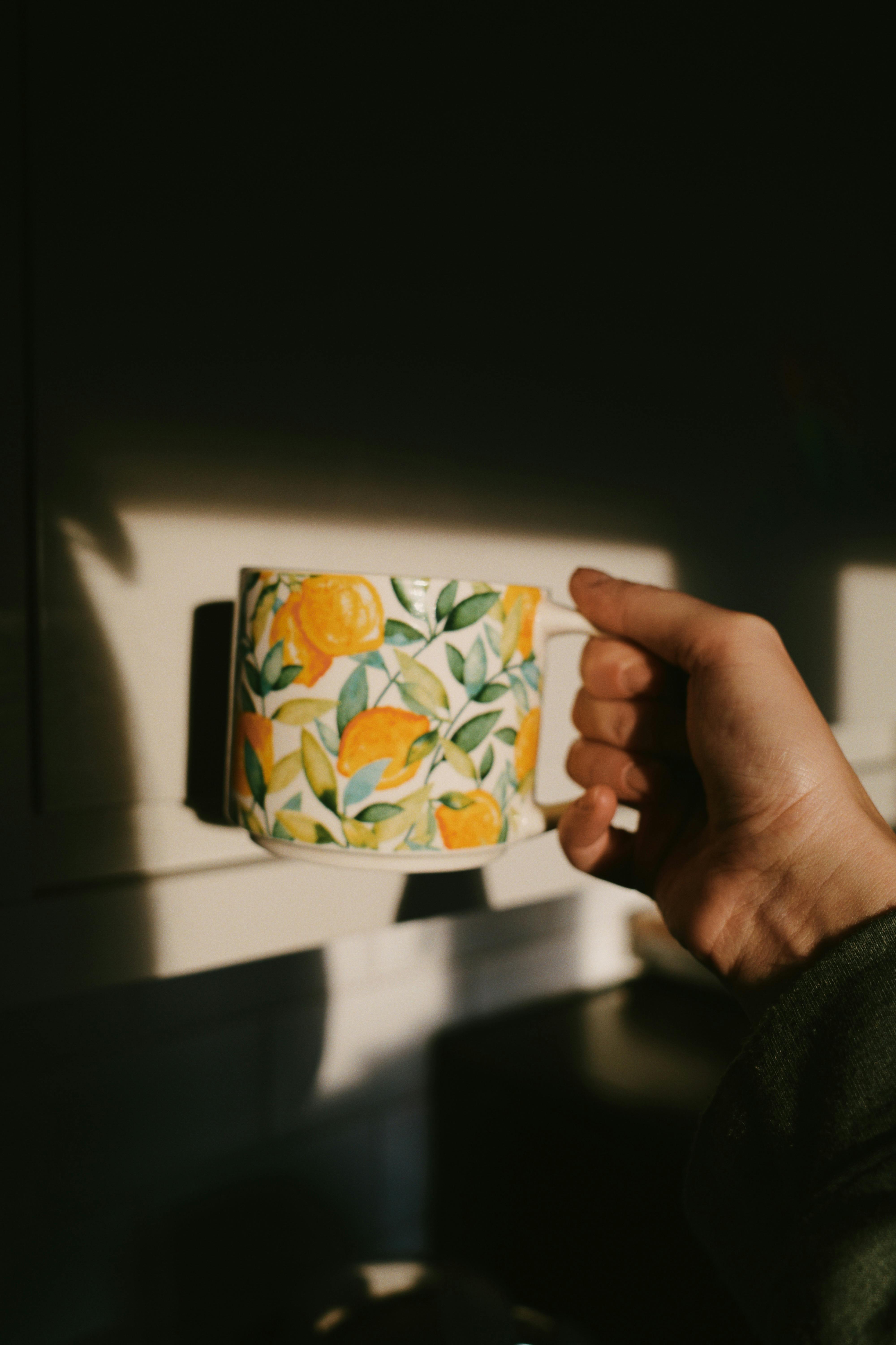 De franc Tassa Floral A Mà Amb Llum Càlida Foto d'estoc