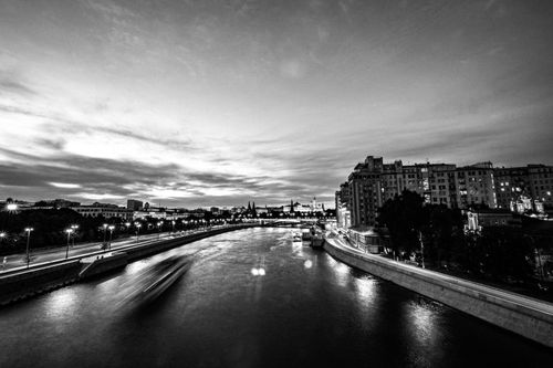 Free Black and white Moscow cityscape featuring the river at twilight with blurred motion effect. Stock Photo