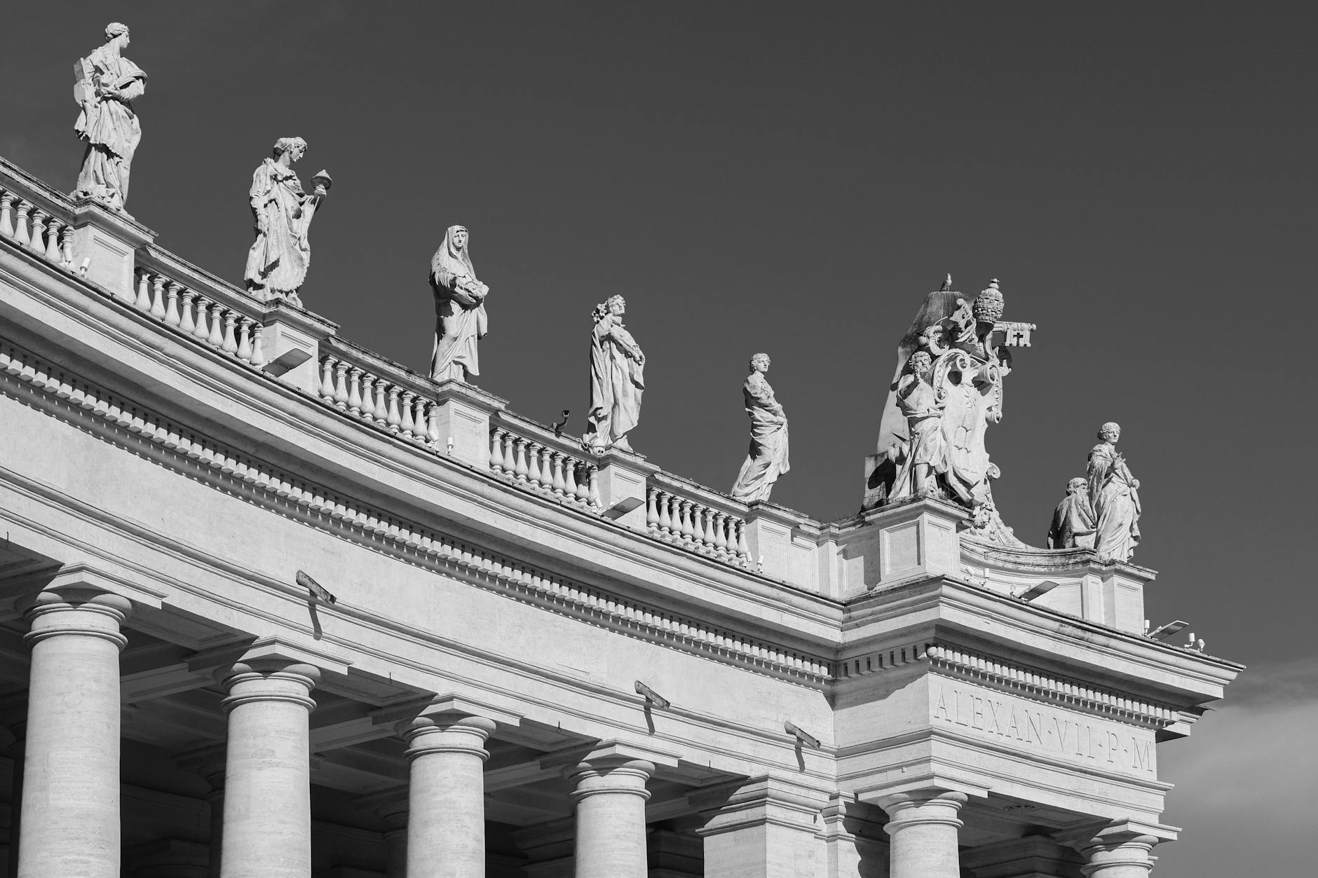 https://www.pexels.com/photo/statues-on-vatican-s-colonnade-in-black-and-white-28842438/