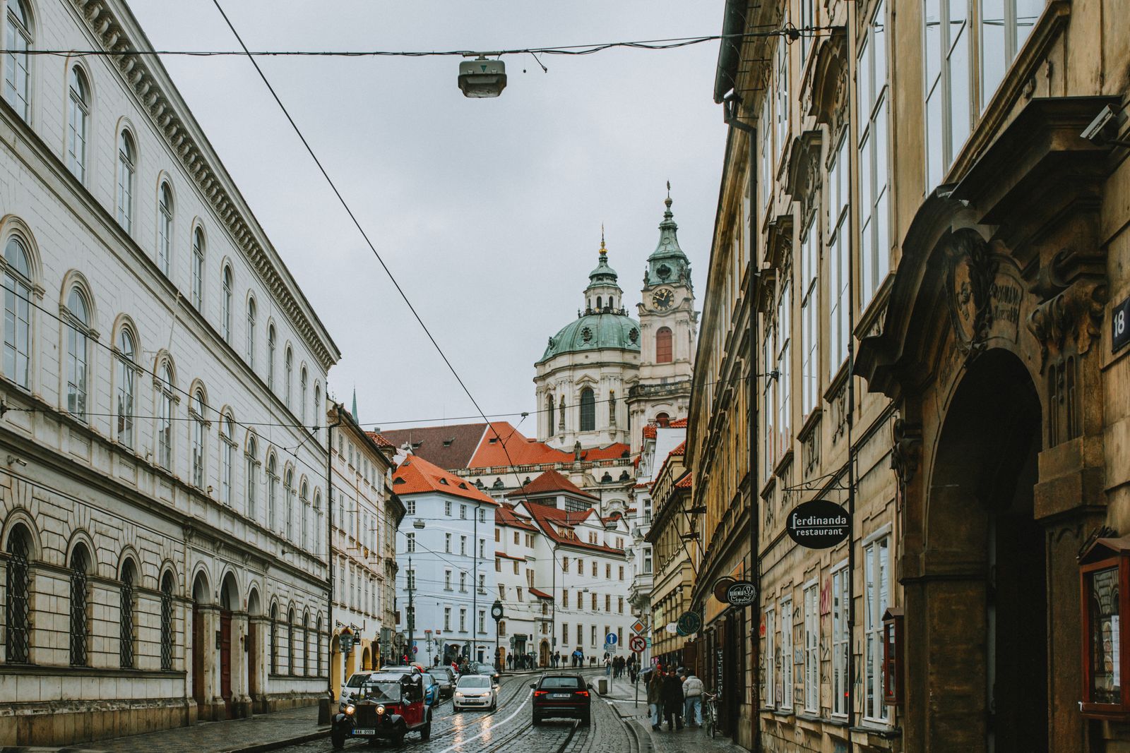 Cazare în Praga: stradă din Malá Strana cu domul bisericii Sf. Nicolae