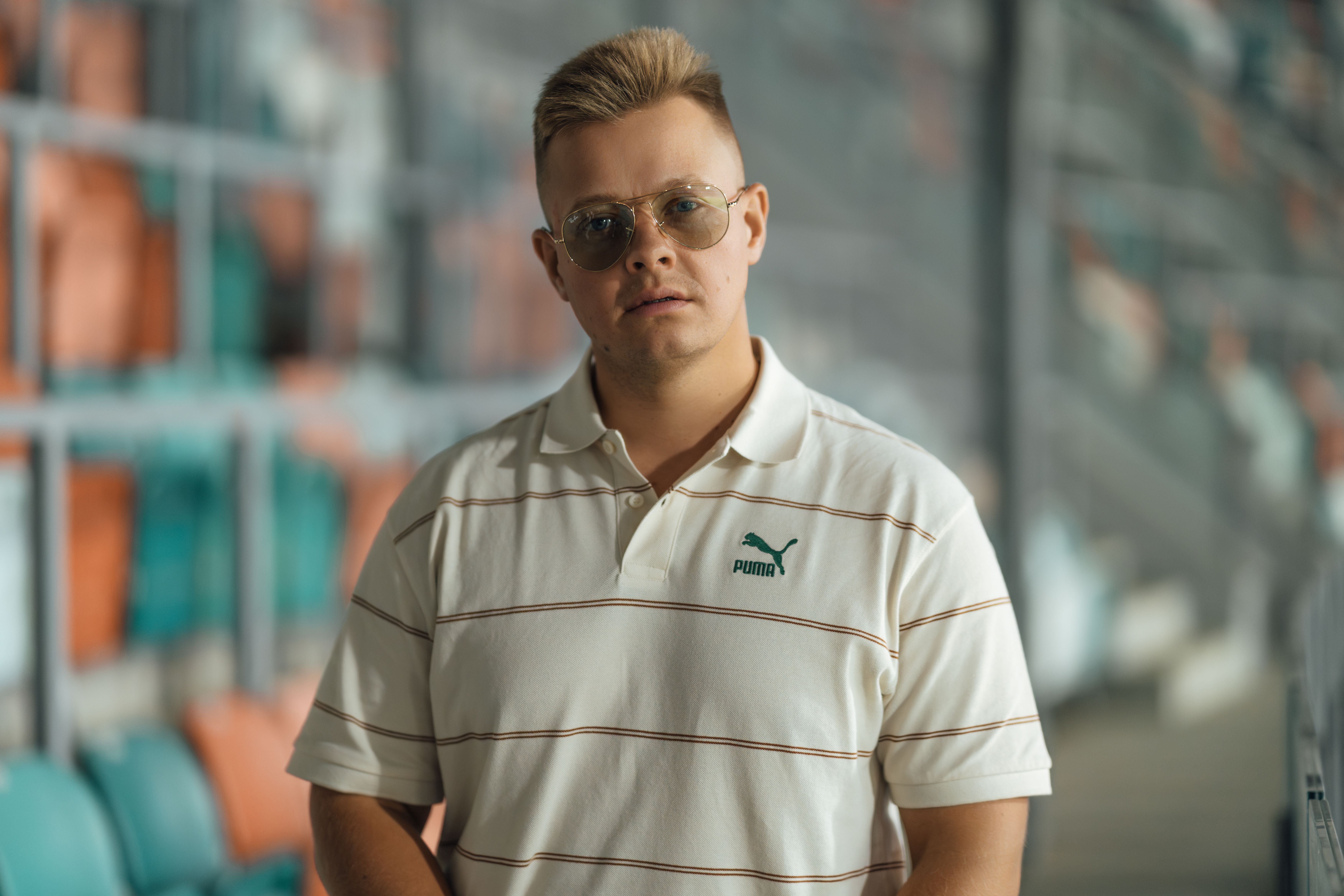 Hombre Con Ropa Informal Y Gafas En El Estadio · Foto de stock gratuita