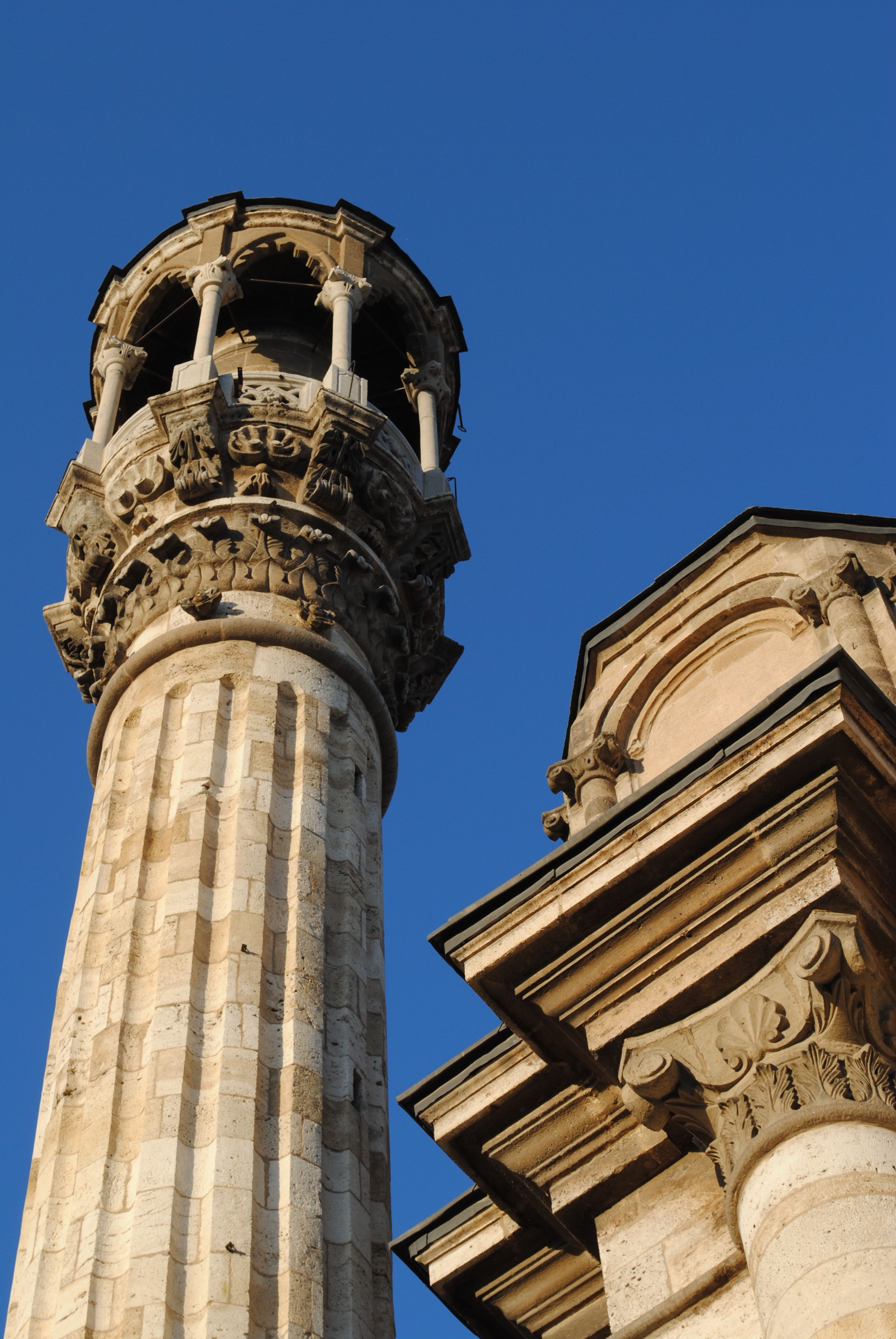Historic Column and Architecture in Konya, Türkiye · Free Stock Photo