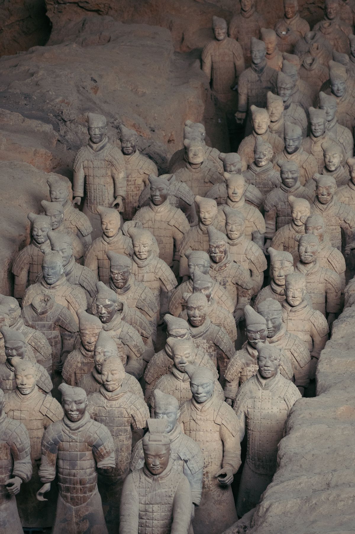 中国・西安の兵馬俑坑に並ぶ兵士像のイメージ