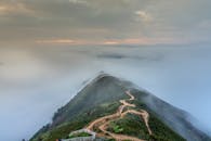 山峰云雾缭绕，一条小路蜿蜒其间，景色清幽
