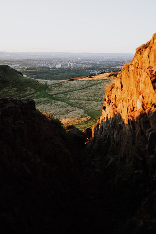 Free Scenic view of Edinburgh landscape during golden hour, showcasing city and natural beauty. Stock Photo