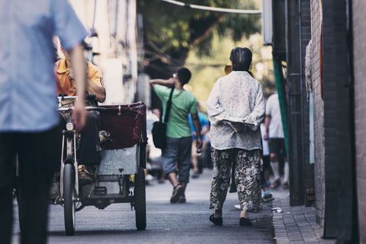 北京历史悠久的胡同里，充满活力的街景展示了日常生活与交通