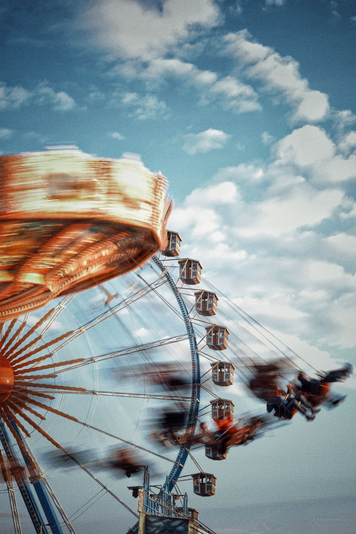 Unde te cazezi în München - Theresienwiese, roata mare de la Oktoberfest lângă gară