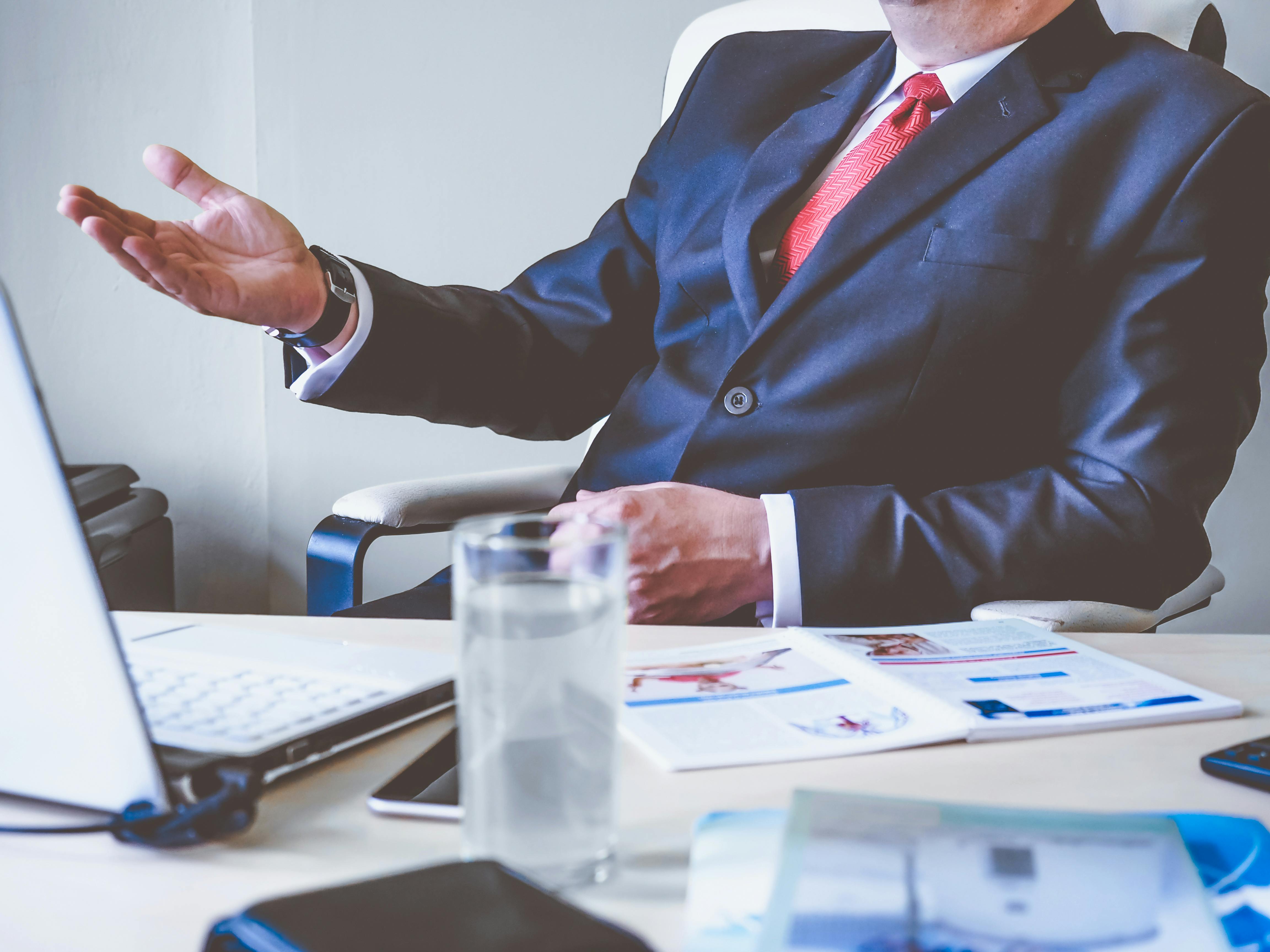 Man raising right hand. | Photo: Pexels