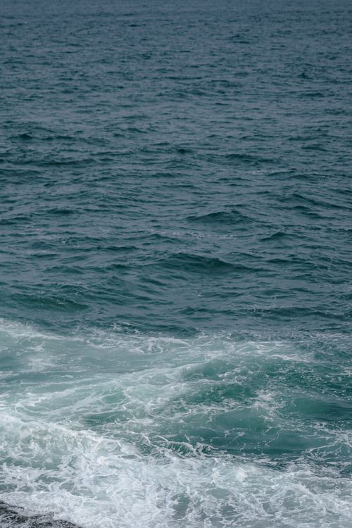 Free Captivating view of ocean waves with deep blue water, evoking calmness and tranquility. Stock Photo