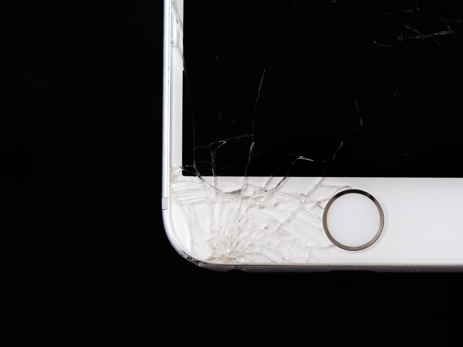 Close de tela de celular trincada para avaliacao tecnica
