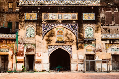 Fachada De Um Edifício Antigo Projetado Com Ladrilhos De Mosaico Coloridos