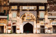 拉合尔的古老建筑拥有华丽的门面，装饰着五颜六色的马赛克和拱形入口