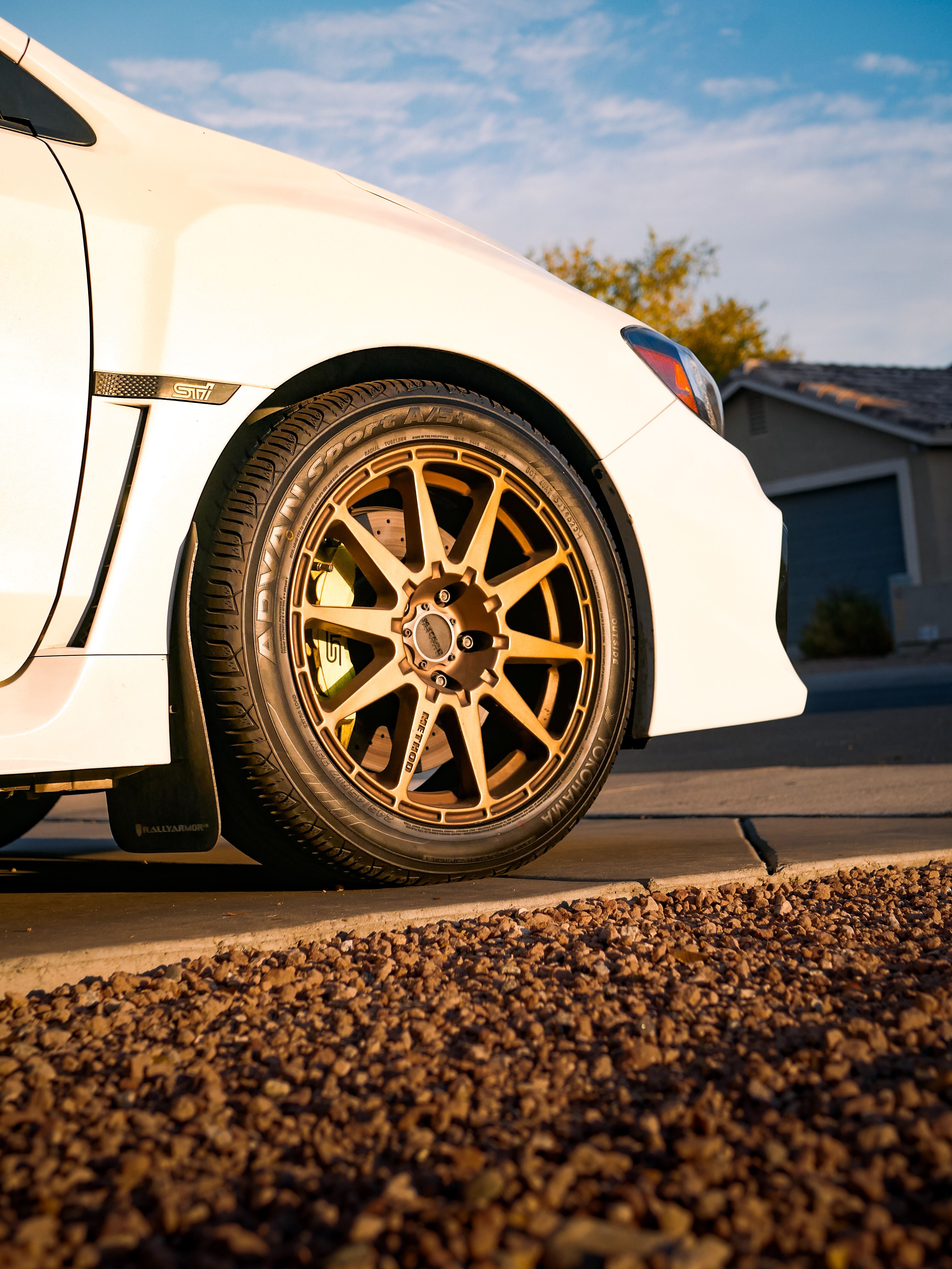 Close-up of Car Wheel with Gold Rim in Urban Setting · Free Stock Photo