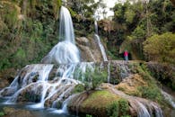 郁郁葱葱的丛林中流淌着迷人的瀑布，非常适合冒险者和自然爱好者