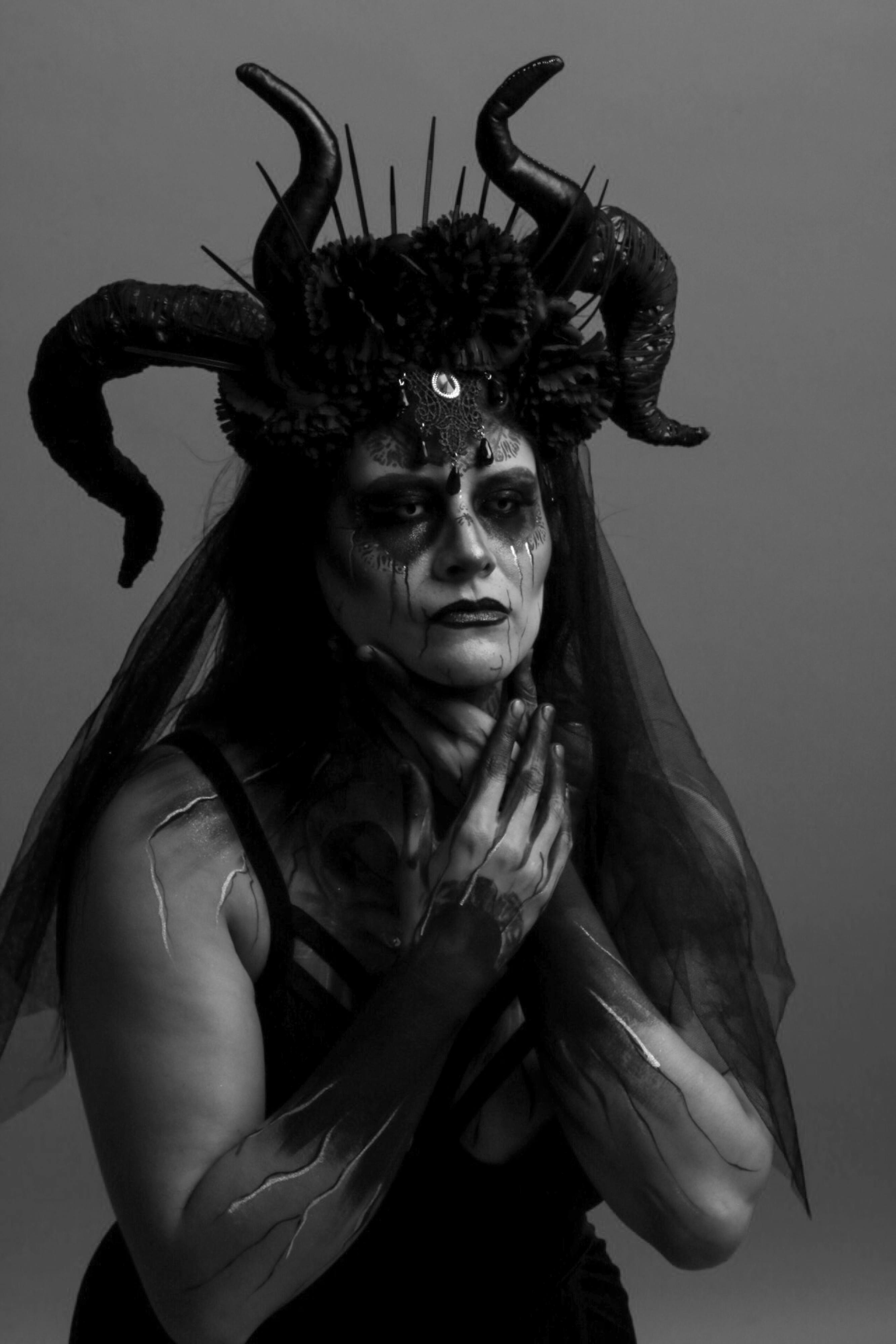 Gratuit Portrait Gothique Dramatique Avec Coiffe à Cornes Photos